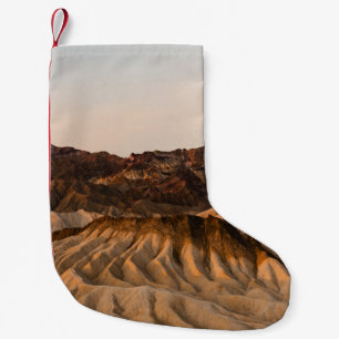 BROWN ROCKY BERG UNTER BLAUEM SKY WÄHREND DES TAGE KLEINER WEIHNACHTSSTRUMPF