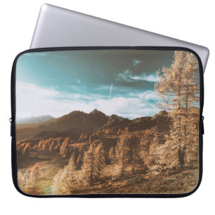 BROWN ROCKY BERG UNTER BLAUEM SKY WÄHREND DES TAGE LAPTOPSCHUTZHÜLLE