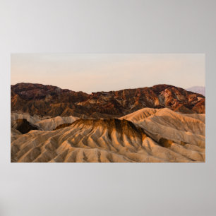 BROWN ROCKY BERG UNTER BLAUEM SKY WÄHREND DES TAGE POSTER