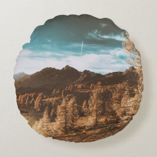 BROWN ROCKY BERG UNTER BLAUEM SKY WÄHREND DES TAGE RUNDES KISSEN