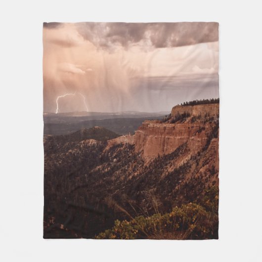 BROWN ROCKY BERG UNTER SCHÖNEM HIMMEL WÄHREND DES  FLEECEDECKE (Vorderseite)