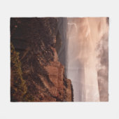 BROWN ROCKY BERG UNTER SCHÖNEM HIMMEL WÄHREND DES  FLEECEDECKE (Vorderseite (Horizontal))