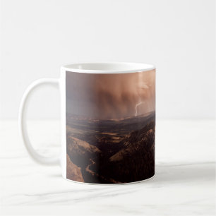 BROWN ROCKY BERG UNTER SCHÖNEM HIMMEL WÄHREND DES KAFFEETASSE