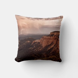 BROWN ROCKY BERG UNTER SCHÖNEM HIMMEL WÄHREND DES  KISSEN