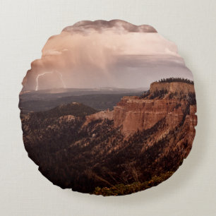 BROWN ROCKY BERG UNTER SCHÖNEM HIMMEL WÄHREND DES  RUNDES KISSEN