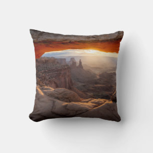 BROWN ROCKY BERG WÄHREND DES SONNENS KISSEN