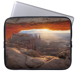 BROWN ROCKY BERG WÄHREND DES SONNENS LAPTOPSCHUTZHÜLLE