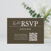 Brown RSVP QR Code Card for Modern Wedding Karte (Stehend Vorderseite)