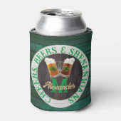 Brown Rustic Wood Cheers Beers Shenanigans Dosenkühler (Kanne Vorderseite)