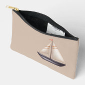 Brown Sailing Boat and Name on Beige Zubehörtasche (Offen)