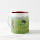 Brown schüchtert Tasse ein (Vorderseite Links)