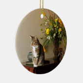 Brown schwarze Tabbykatze, die auf Klavier-Blumen Keramik Ornament (Rechts)