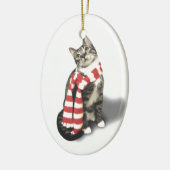 Brown Tabby Cat in einem Rot-Weiß-Schal Keramik Ornament (Links)