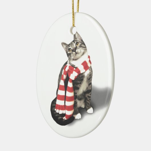Brown Tabby Cat in einem Rot-Weiß-Schal Keramik Ornament (Links)