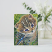 Brown Tabby Kitten & Dragonfly Postkarte (Stehend Vorderseite)