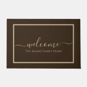 Brown Taupe Elegante Script Familienname Willkomme Fußmatte (Vorderseite)