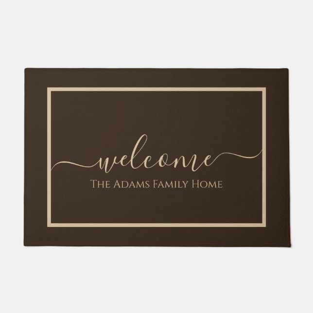 Brown Taupe Elegante Script Familienname Willkomme Fußmatte (Vorderseite)