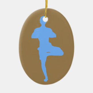 Brown und blaue Yoga-Baum-Pose Keramikornament