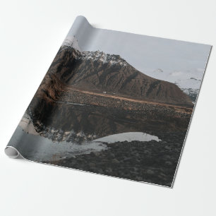 BROWN UND WEISSE BERGE IN DER NÄHE DES SEES WÄHR GESCHENKPAPIER
