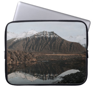 BROWN UND WEISSE BERGE IN DER NÄHE DES SEES WÄHREN LAPTOPSCHUTZHÜLLE