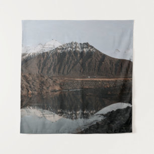 BROWN UND WEISSE BERGE IN DER NÄHE DES SEES WÄHREN WANDTEPPICH