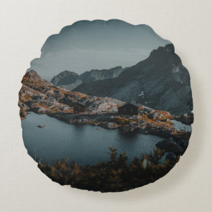 BROWN UND WEISSE BERGE IN DER NÄHE DES WASSERKÖR RUNDES KISSEN