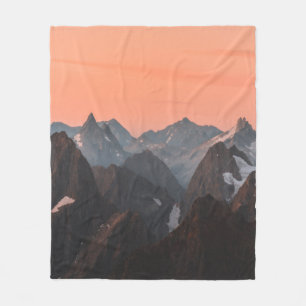 BROWN UND WEISSE BERGE UNTER ORANGE SKY FLEECEDECKE
