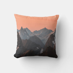 BROWN UND WEISSE BERGE UNTER ORANGE SKY KISSEN