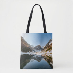 BROWN UND WEISSER BERG UNTER BLAUEM HIMMEL TASCHE