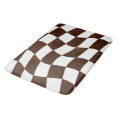 Brown und weißes gewelltes Schachbrett Badematte (Schrägansicht)