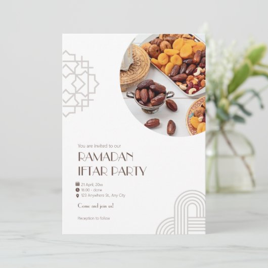 Brown White Minimalistisch Ramadan Iftar Party Einladung (Stehend Vorderseite)