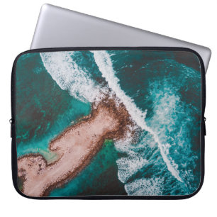 BROWNE INSEL UMGEBEN VON MEERESWASSER WÄHREND DES LAPTOPSCHUTZHÜLLE