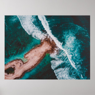 BROWNE INSEL UMGEBEN VON MEERESWASSER WÄHREND DES POSTER