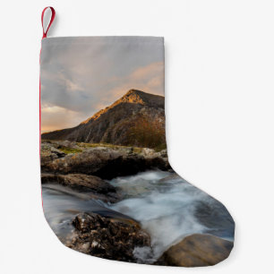 BROWNER BERG IN DER NÄHE DES WASSERKÖRPERS UNTER S KLEINER WEIHNACHTSSTRUMPF
