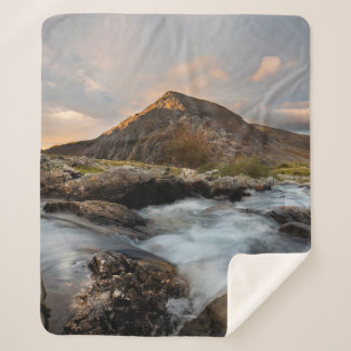 BROWNER BERG IN DER NÄHE DES WASSERKÖRPERS UNTER S SHERPADECKE