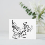 Brownie Cradling Hurt Hand Postkarte (Stehend Vorderseite)