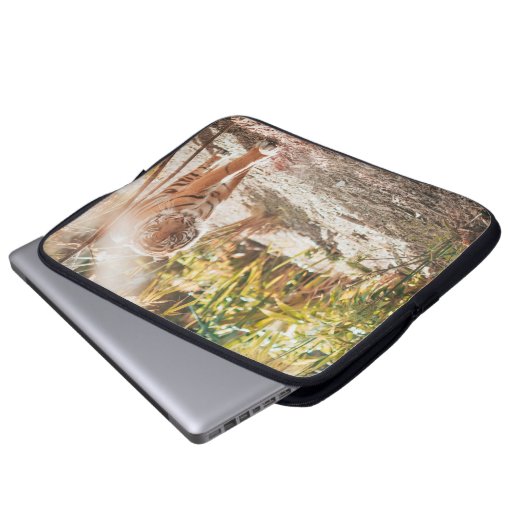 BROWTIGER IN WALKING GESTURE LAPTOPSCHUTZHÜLLE (Vorne Knopf)