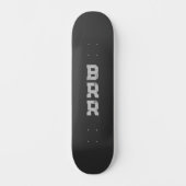 BRR-Logo Grau Buchstaben schwarzer Hintergrund Skateboard (Vorderseite)