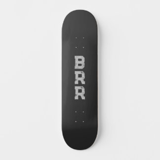 BRR-Logo Grau Buchstaben schwarzer Hintergrund Skateboard
