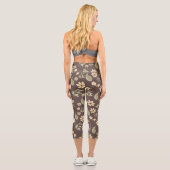 Brrown Whimsy Retro Floral  Capri Leggings (Rückseite)