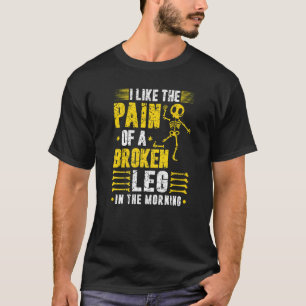 Bruch Operation Schmerz Knie Verletzung Skelett T-Shirt