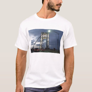 Brücke am Sonnenuntergang in New York T-Shirt
