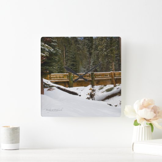 Brücke bei Wuksachi Quadratische Wanduhr (Zuhause)