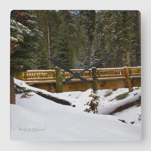 Brücke bei Wuksachi Quadratische Wanduhr (Vorderseite)