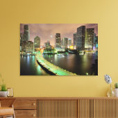 Brücke führt über die Wasserstraße ins Zentrum von Leinwanddruck (Insitu (Wohnzimmer))