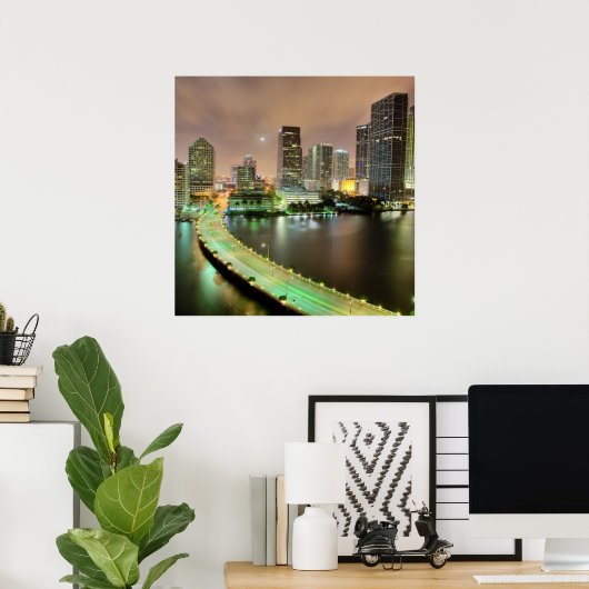 Brücke führt über die Wasserstraße ins Zentrum von Poster (Heimbüro)