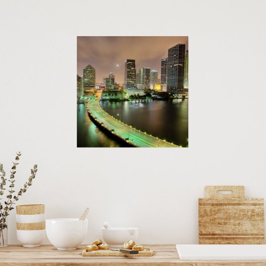 Brücke führt über die Wasserstraße ins Zentrum von Poster (Küche)