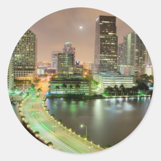 Brücke führt über die Wasserstraße ins Zentrum von Runder Aufkleber (Vorderseite)