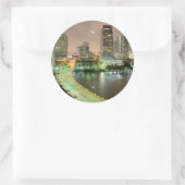 Brücke führt über die Wasserstraße ins Zentrum von Runder Aufkleber (Tasche)