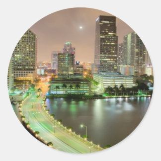 Brücke führt über die Wasserstraße ins Zentrum von Runder Aufkleber